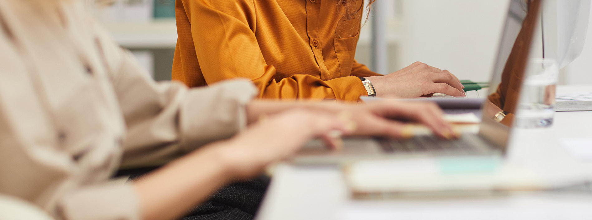 Karriere bei brandsatz, Zwei Mitarbeiterinnen bei der Arbeit an ihren Laptops