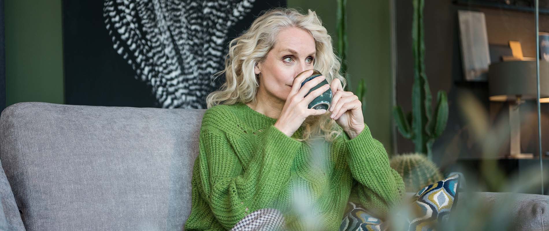 Lifestyle-PR und Marketing: Frau in grünem Pullover trinkt Tee