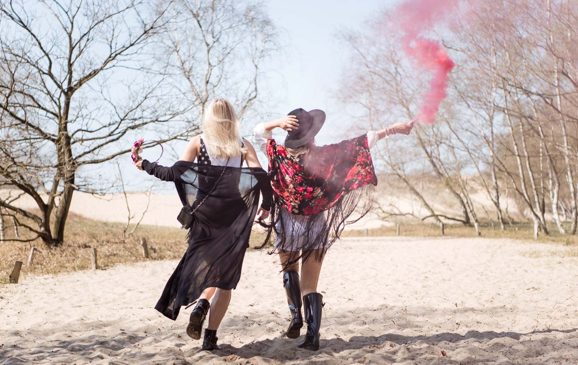 Lifesteyle-Marketing im Bereich Events udn Freizeit: zwei Frauen auf dem Weg zum Festival