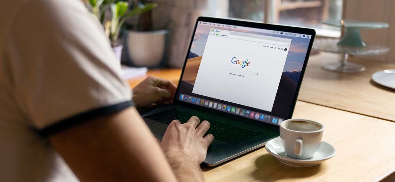 SEO-Agentur brandsatz - Agentur für SEO in Hamburg: Mann sitzt am Laptop und gibt etwas in die Suchmaschine google ein.